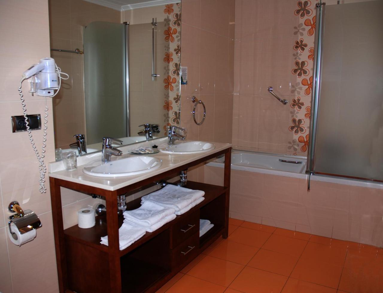 Hotel Villa De Cacabelos Ngoại thất bức ảnh