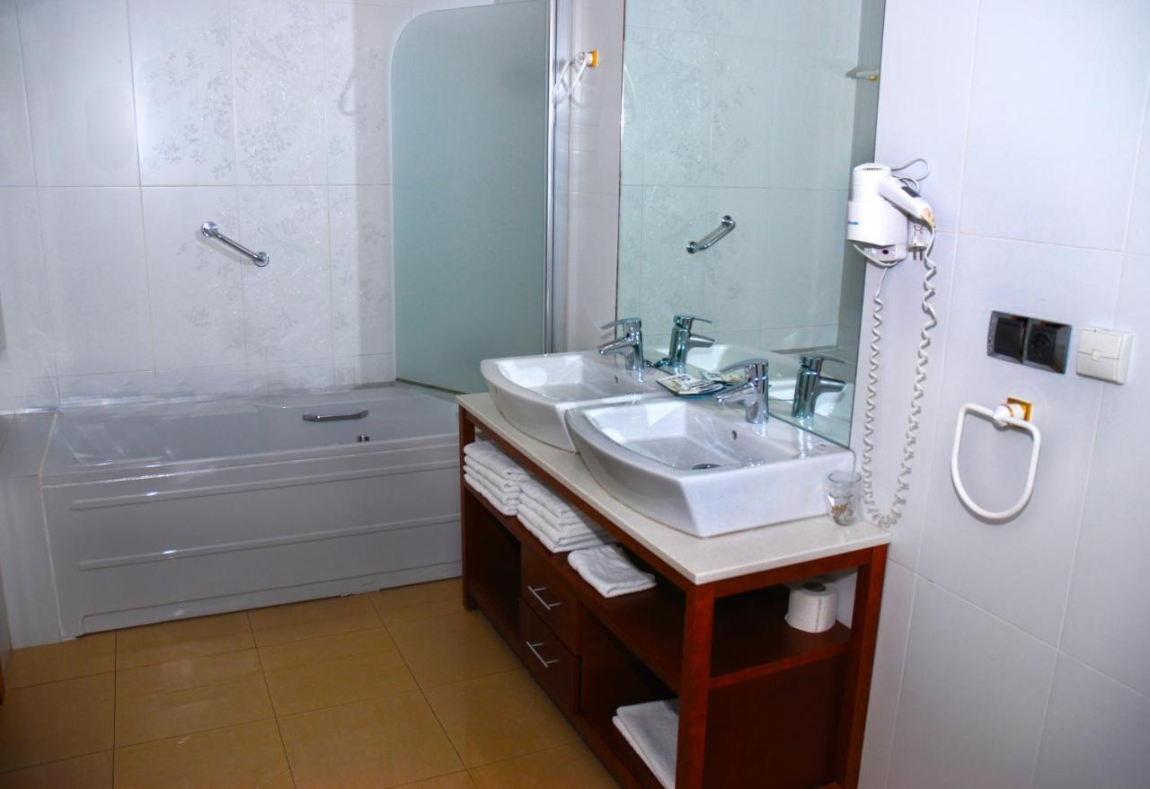 Hotel Villa De Cacabelos Ngoại thất bức ảnh