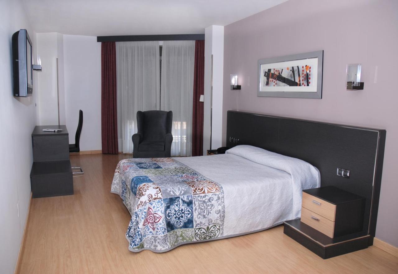 Hotel Villa De Cacabelos Ngoại thất bức ảnh